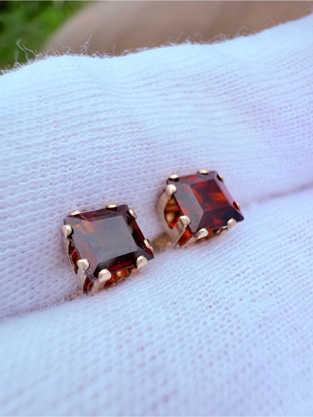 ✨ Vintage 14K Gold Genuine Garnet Princess Cut Stud Earrings ✨